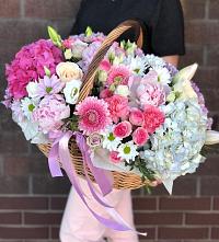 Композиция солнечный день в Каменский Цветочная композиция из Розы, Хризантемы, Пионы и Лизиантусы в корзине в Каменский