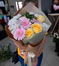 Букет цветов из:  Герберы, Розы и Хризантемы в Каменский