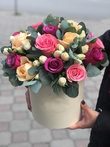 Цветочная композиция из Розы в шляпной коробке в Каменский